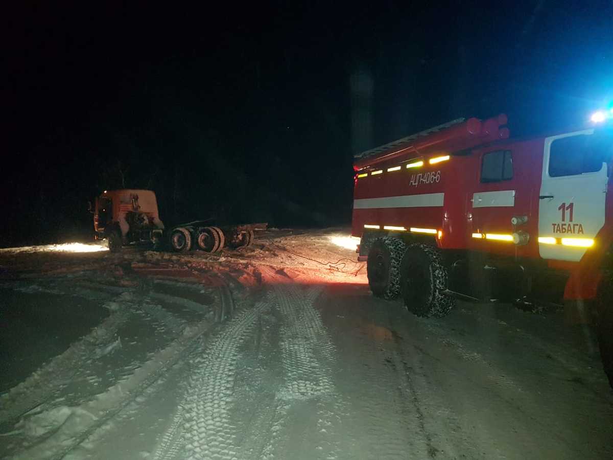 В Якутии пожарные вытащили съехавший с трассы грузовик