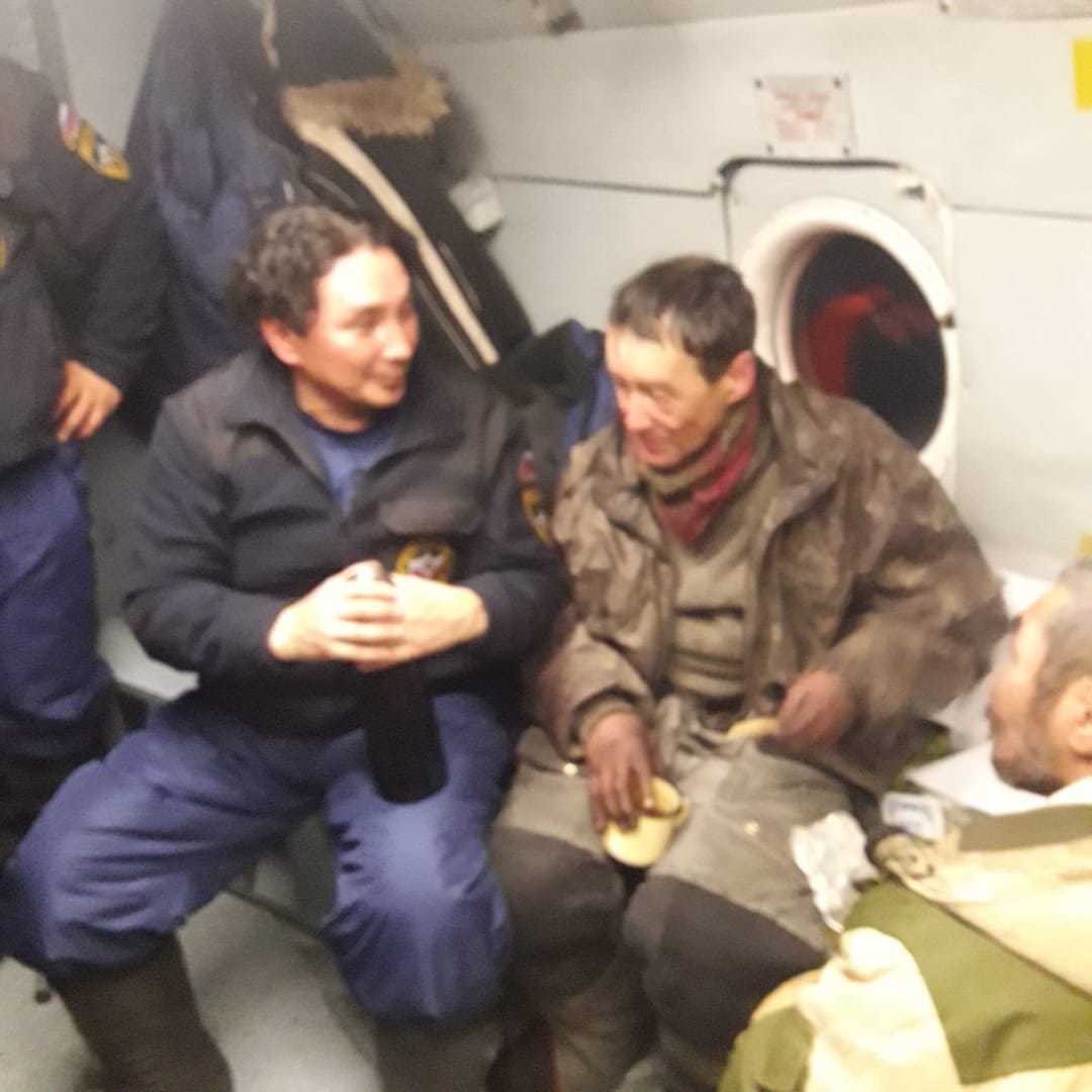 Счастливая встреча одноклассников в спасательной операции "дрейфующих на льду" в Якутии