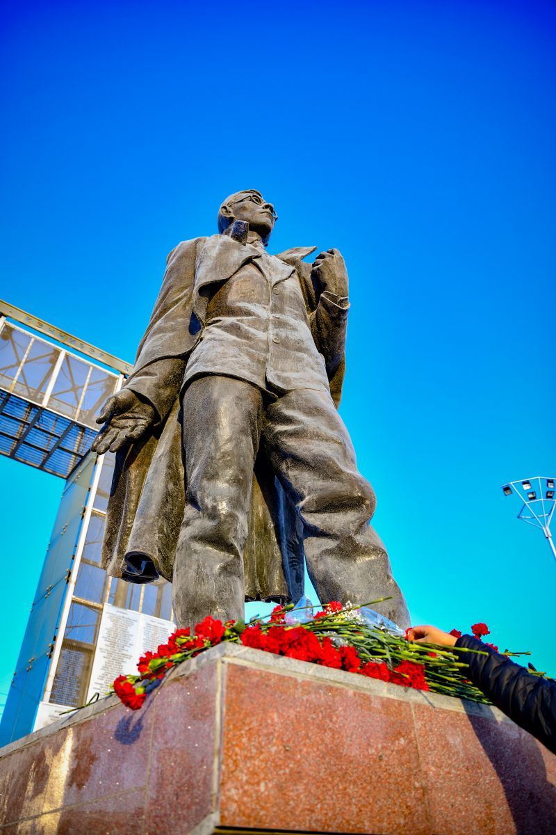 В честь 125-летия со дня рождения Платона Ойунского якутяне возложили цветы к его памятнику
