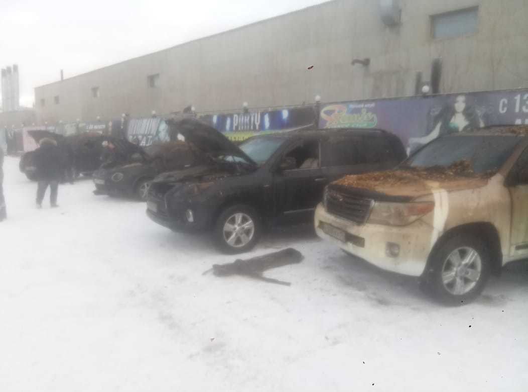 Фотофакт: Автомобили из горевшего гаража за клубом "Ремикс" в Якутске