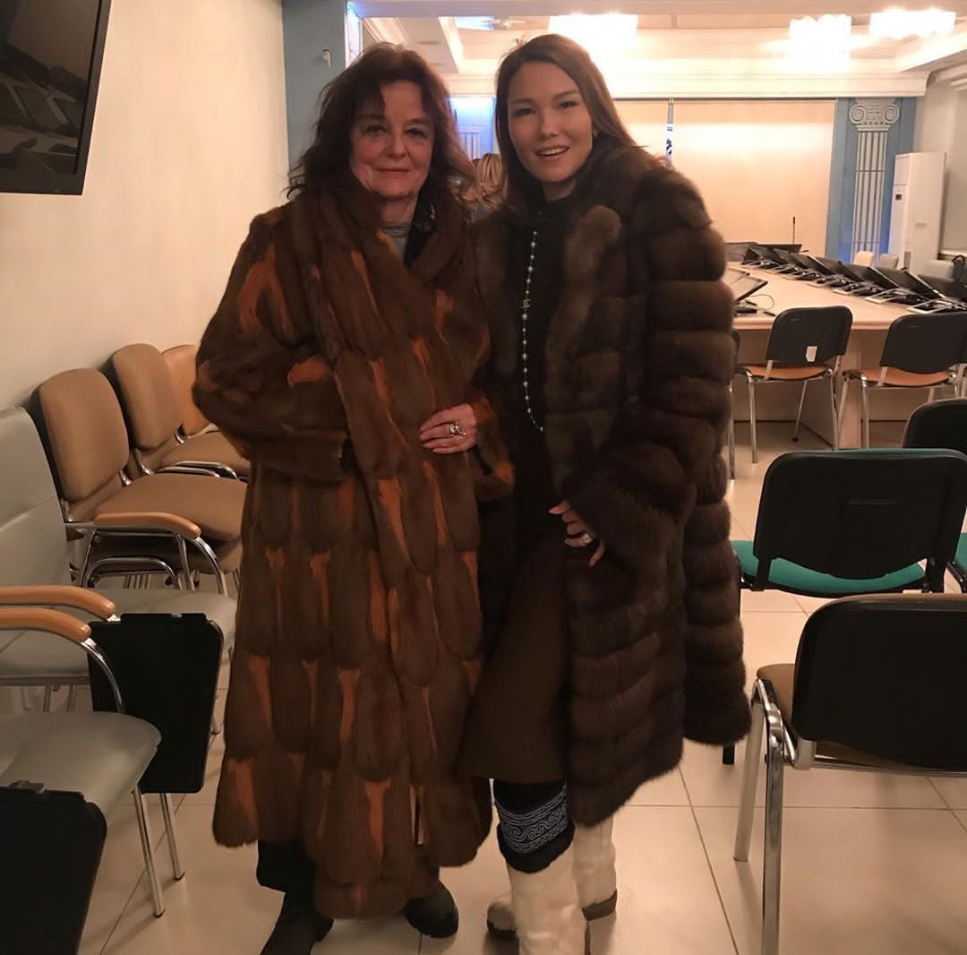 Королева русского меха продемонстрировала якутским модельерам свою беличью шубку