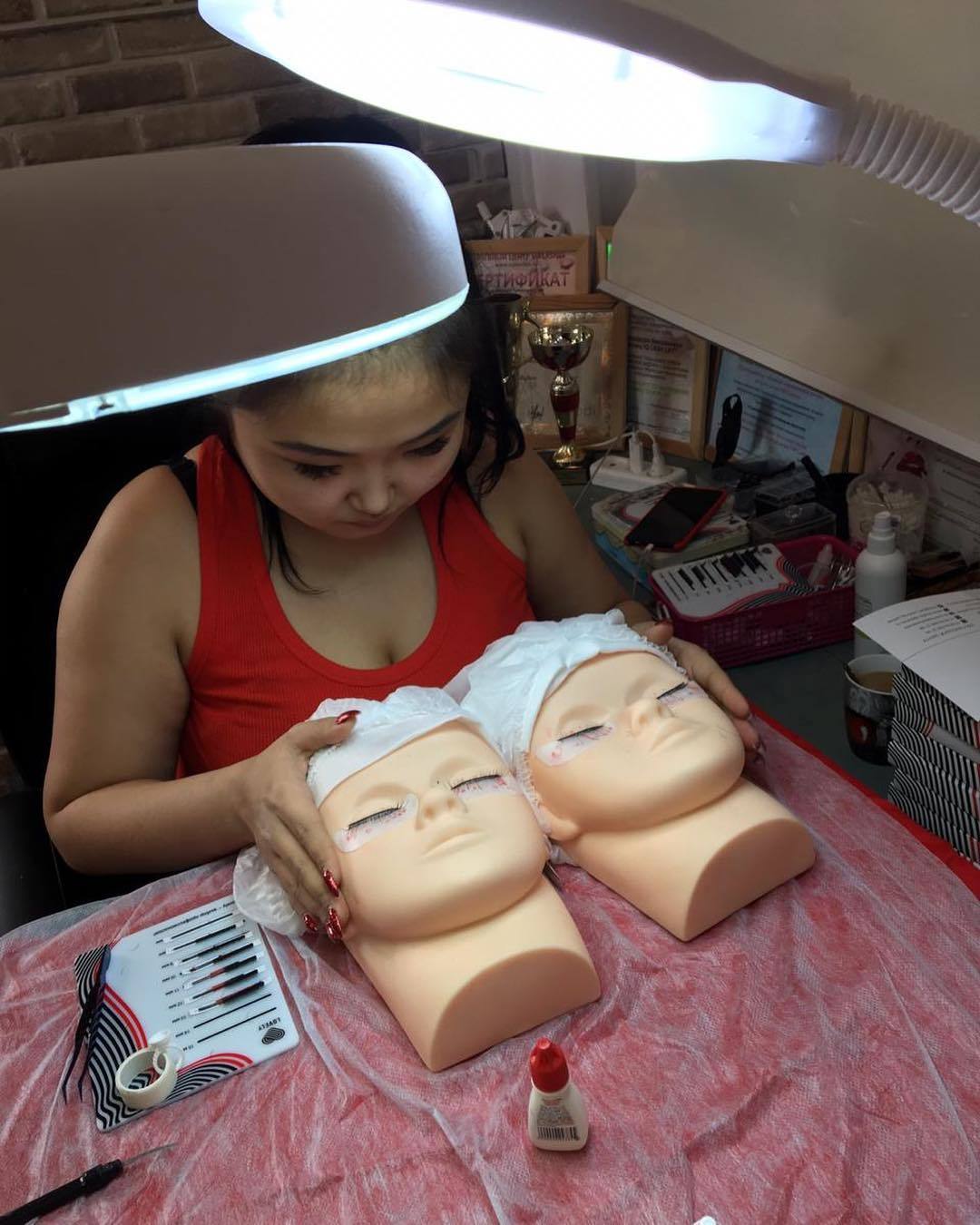 Бровастая Энжи взялась за ресницы