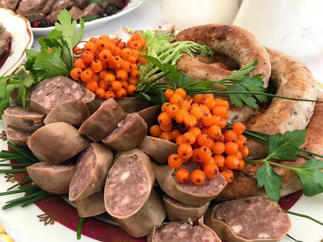 Мэр Якутска удивилась изобильным банкетам мэрии за миллионы рублей и уволила управделами