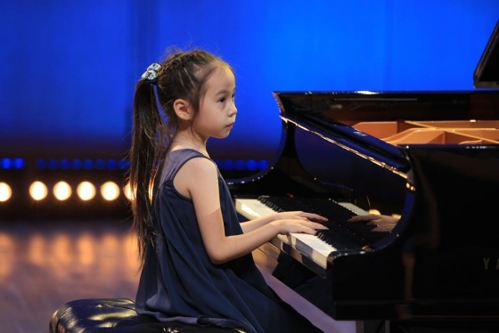 Девочка-вундеркинд из Якутии сыграла с "Виртуозами Москвы"