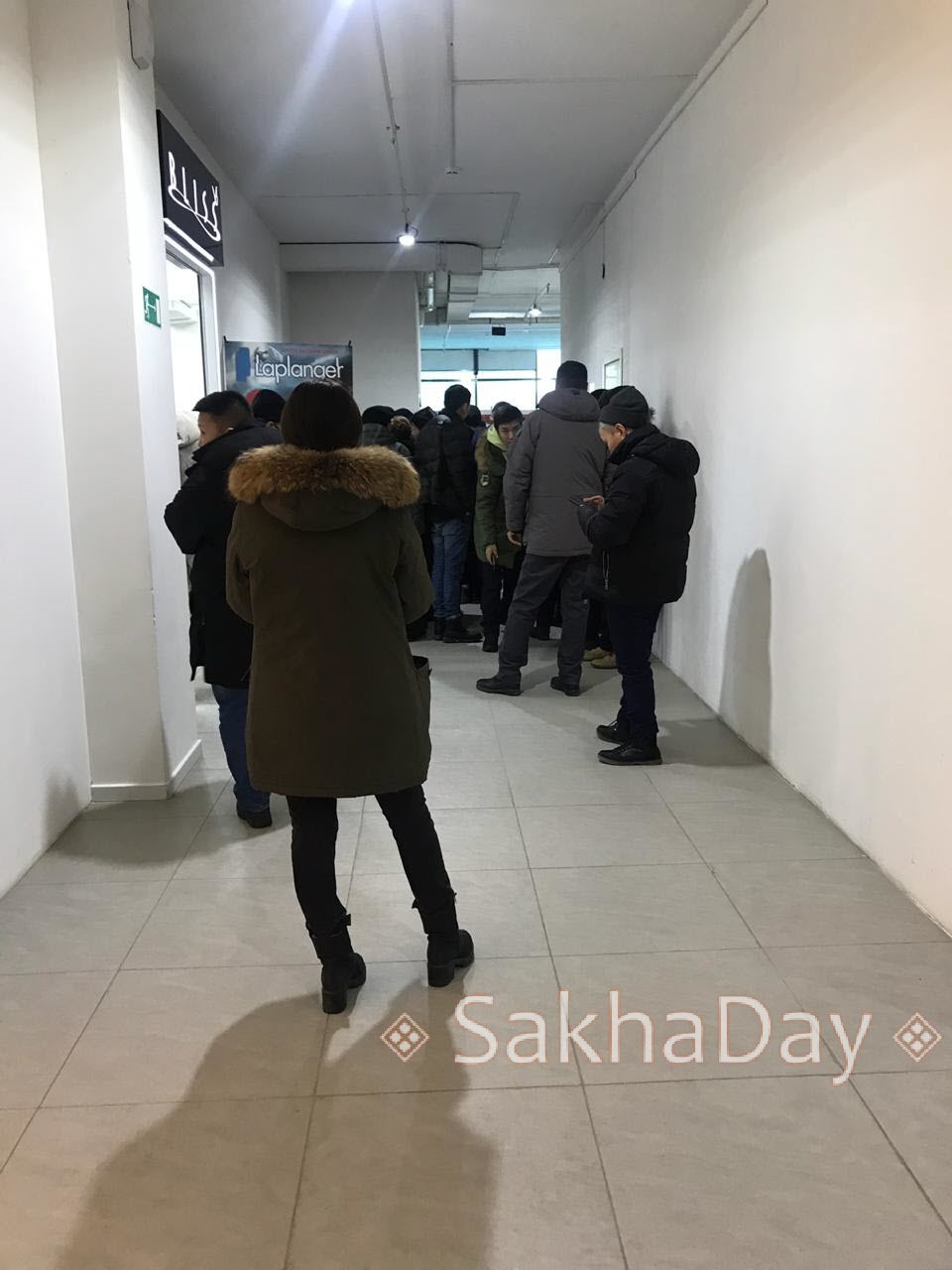 Очередь на ярмарку "канадских" пуховиков