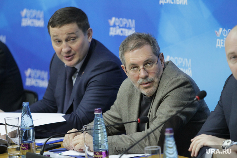 Пресс-секретарь «Роснефти» Михаил Леонтьев назвал главу Хакасии «дебилом»