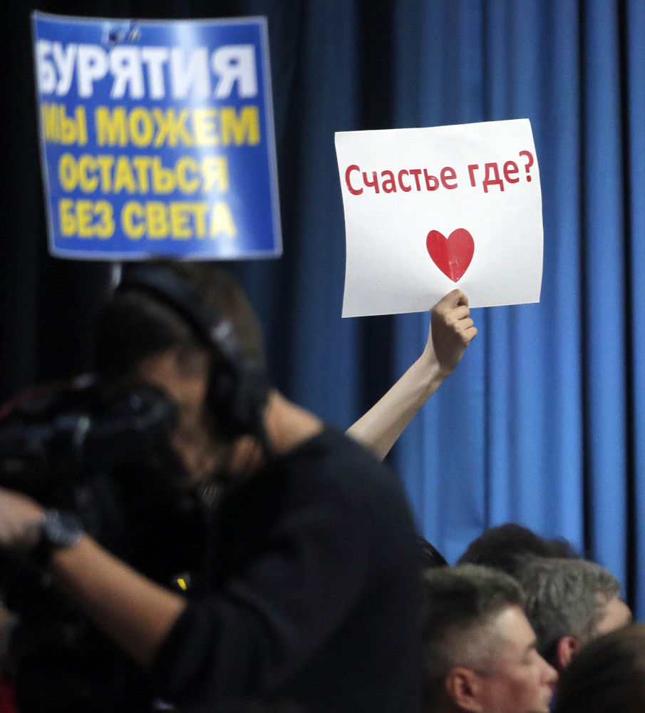 В кокошнике, без диктофона: журналисты обманули Путина плакатами