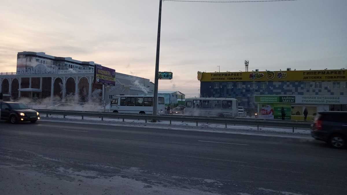 Фотофакт: В Якутске электронное табло прибытия автобусов повесили через дорогу