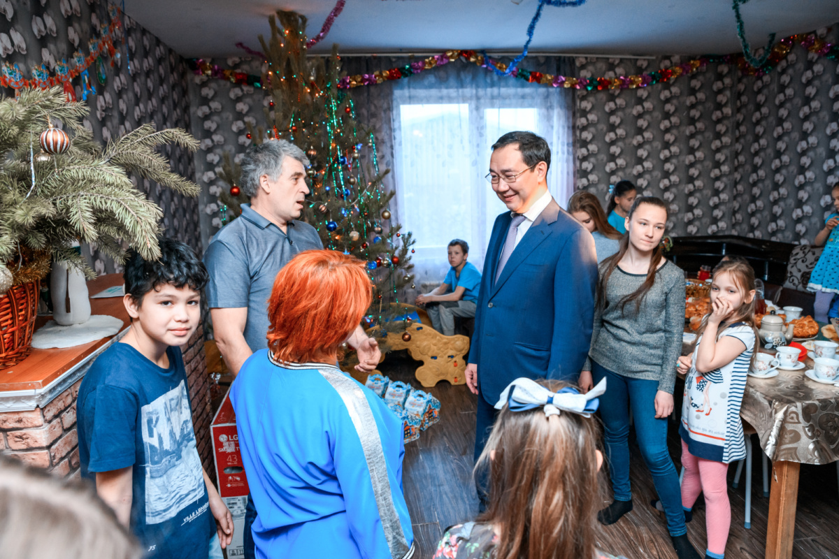 Айсен Николаев поздравил многодетную семью Котогоровых с наступающим Новым Годом