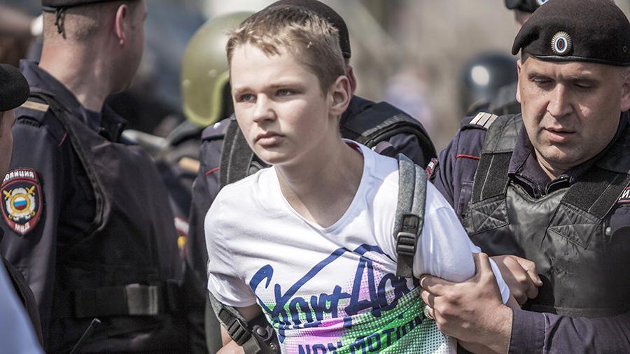 Госдума ввела штрафы за вовлечение детей в митинги