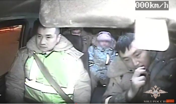 В Якутии инспекторы ДПС спасли восьмилетнего мальчика, который заблудился и замерзал при 40-градусном морозе