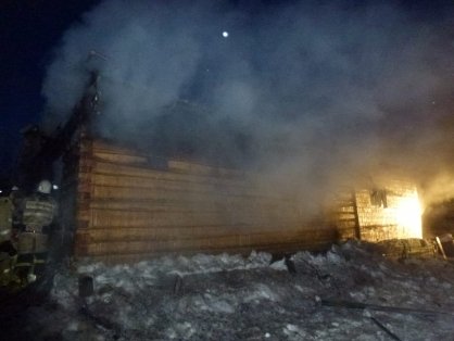 Два ребенка отравились угарным газом при пожаре в селе Майя