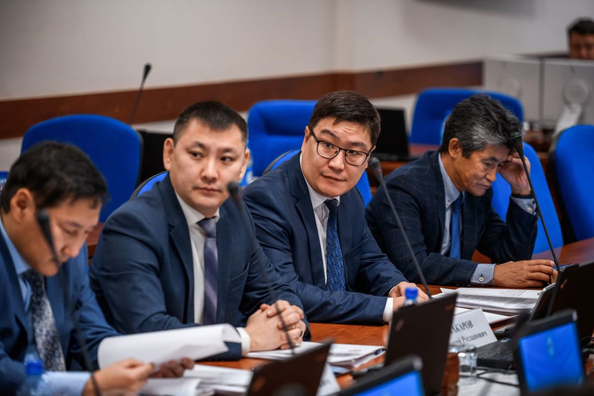 Айсен Николаев рассмотрел проблемные вопросы в сфере связи и массовых коммуникаций