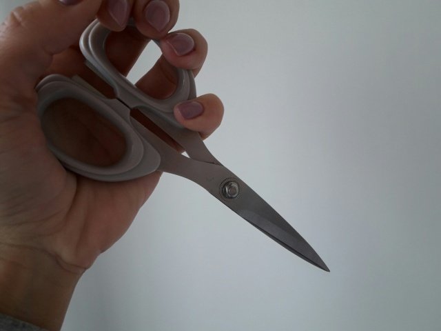 В Сунтарах психически нездоровая мать угрожала ребенку ножницами