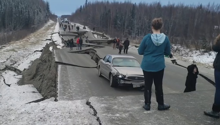 Участок трассы провалился вместе с машиной во время землетрясения на Аляске. Видео