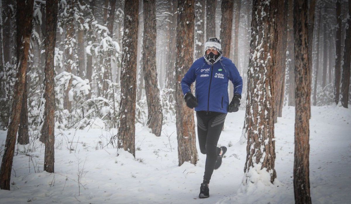 Итальянский марафонец для спасения от холода посоветовал надевать пакет на ноги и есть более жирную пищу