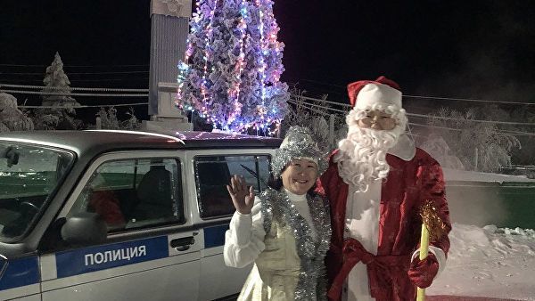 В Якутии полицейские вышли на дежурство в костюмах Деда Мороза