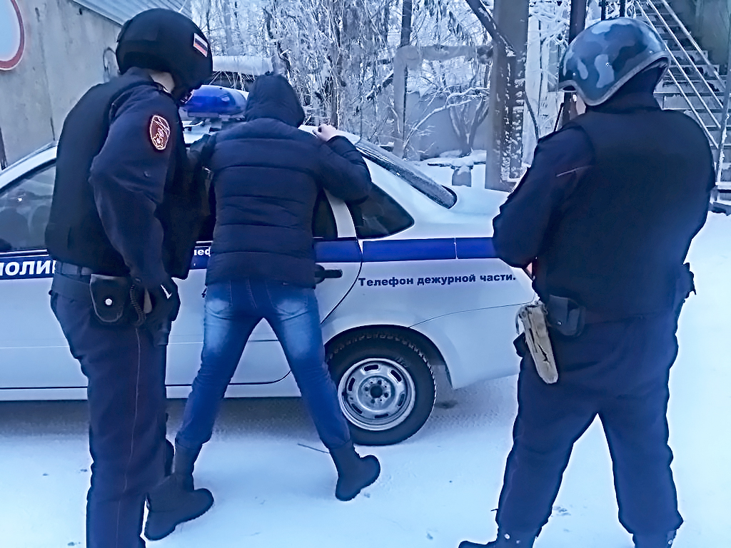 В Якутске росгвардейцами по горячим следам задержан мужчина, подозреваемый в хищении денег из кассы магазина