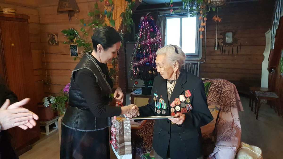 В Нюрбинском районе поздравили с 90-летием ветерана тыла Екатерину Никифорову
