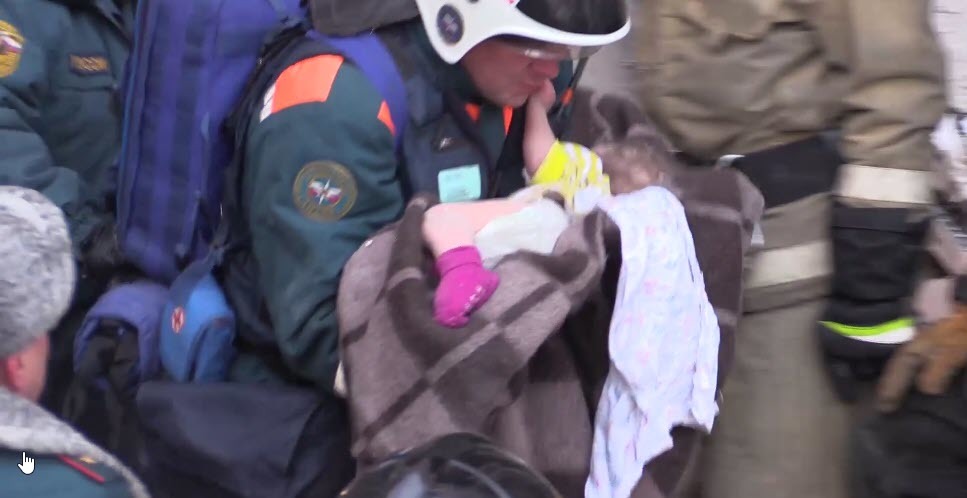 Десятимесячного ребенка достали живым из-под завалов дома в Магнитогорске