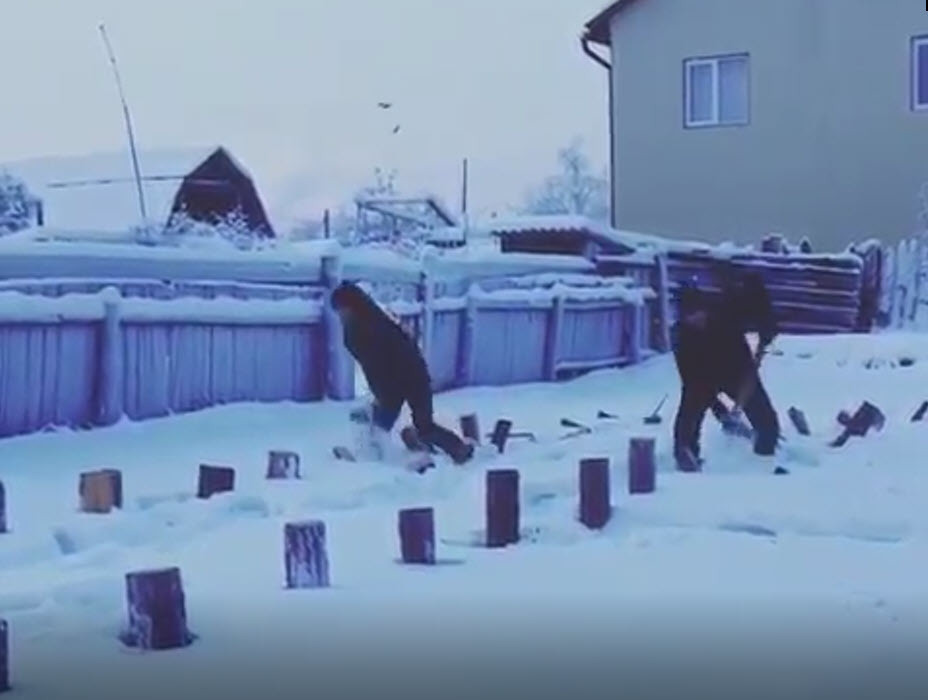 Кто победит? В якутских соцсетях обсуждают видео соревнования между родителями по колке дров