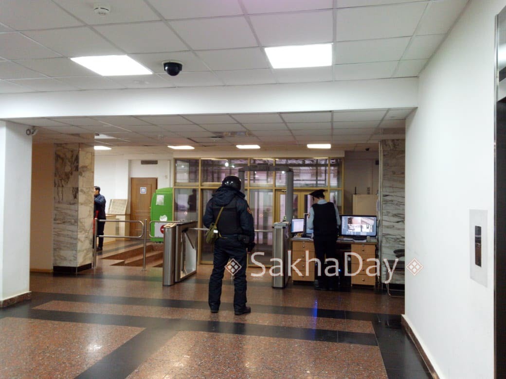 Фотофакт: В связи с сообщениями о минировании в Доме правительства Якутии приняты меры безопасности