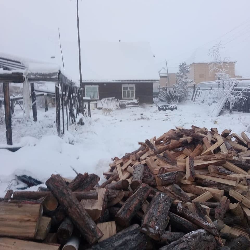 Замерзающей семье в Мархе привезли несколько машин дров