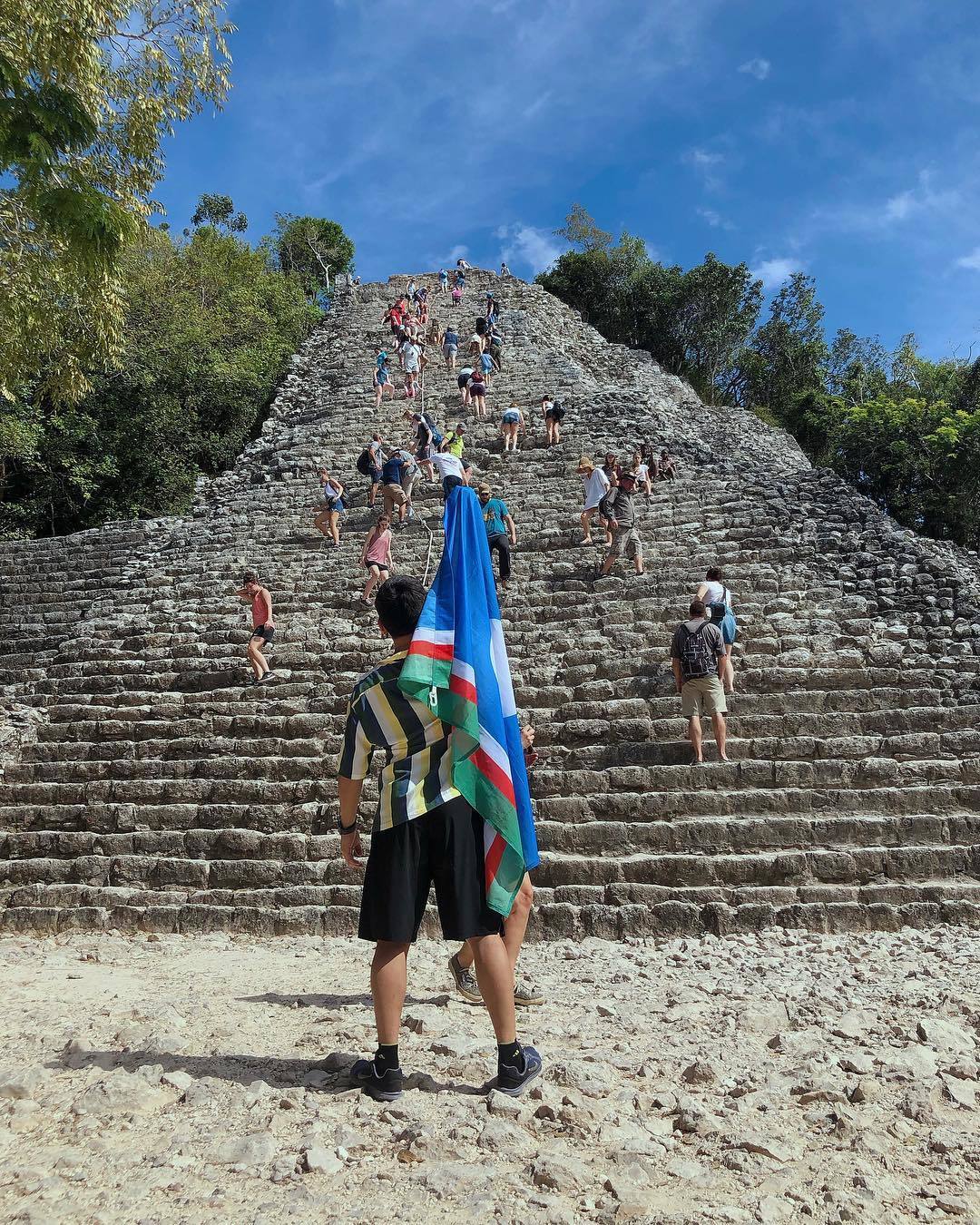 Певец развернул якутский флаг в Мексике и нашел земляков