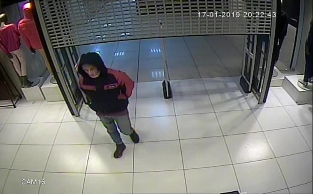 Полиция установила личность «стиляги», наведавшегося ночью в модный магазин в Якутске (видео)