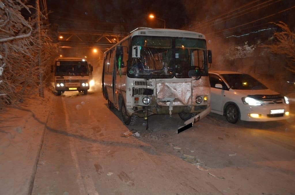 В Якутске в результате ДТП получили травмы пассажиры маршрутных автобусов