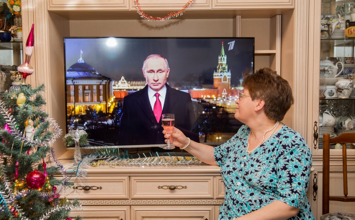 Путин в новогоднем поздравлении посоветовал делиться душевной щедростью и не рассчитывать на помощь