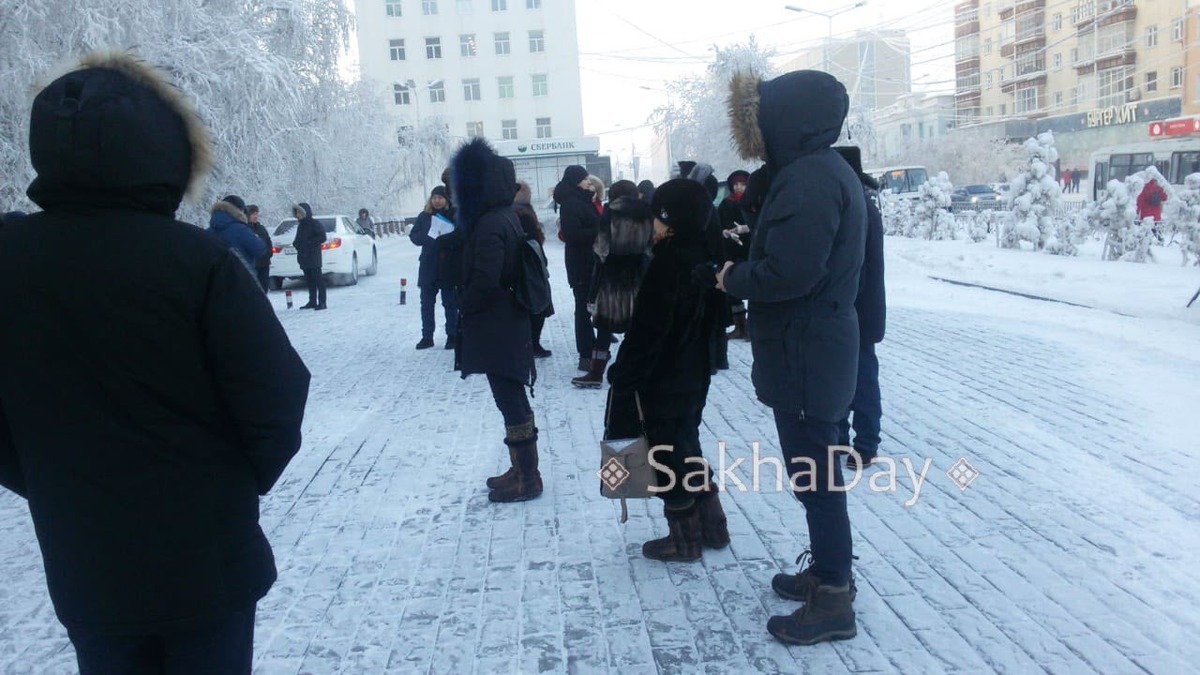 Фотофакт: Сотрудников мэрии Якутска срочно эвакуировали из здания