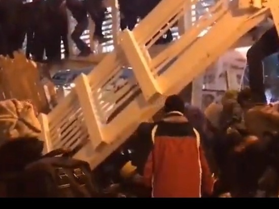 Опубликовано видео падения моста с людьми в Парке Горького (видео)