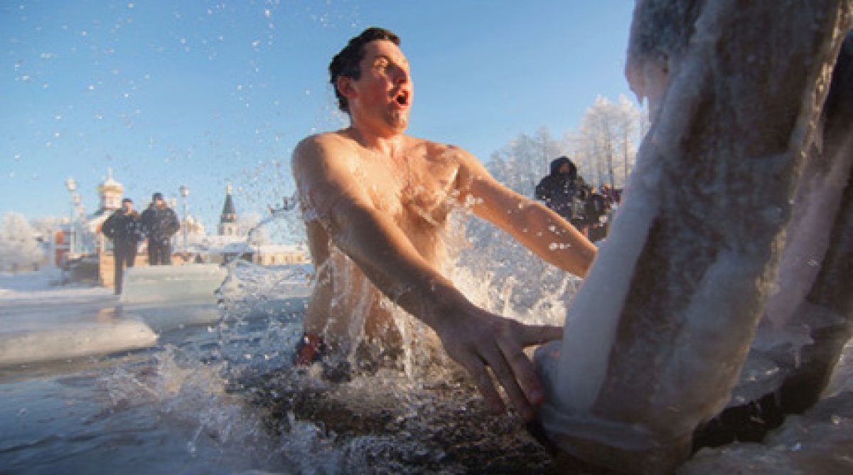 "Резкое погружение в ледяную воду крайне опасно!", - невролог о Крещенских купаниях