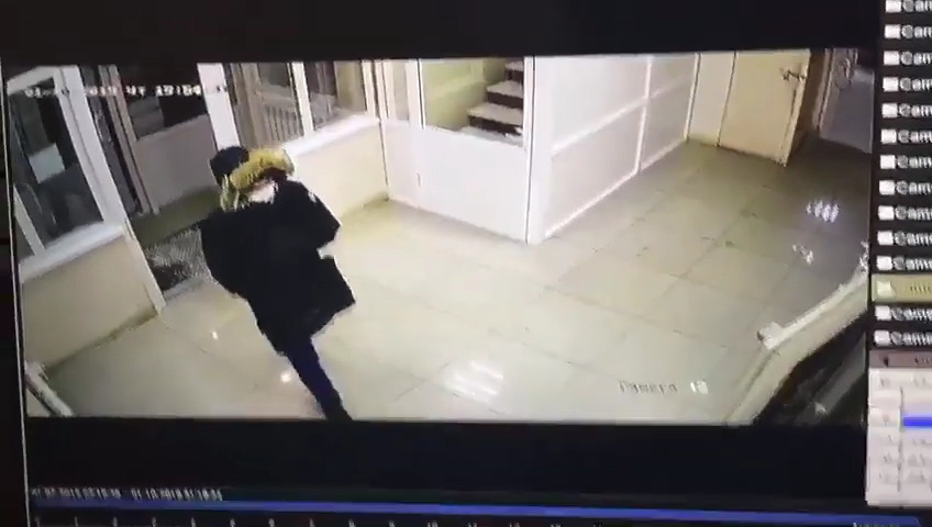 "Деньги на стол! Быстро!". В соцсетях распространяется видео разбойного нападения на магазин в Якутске