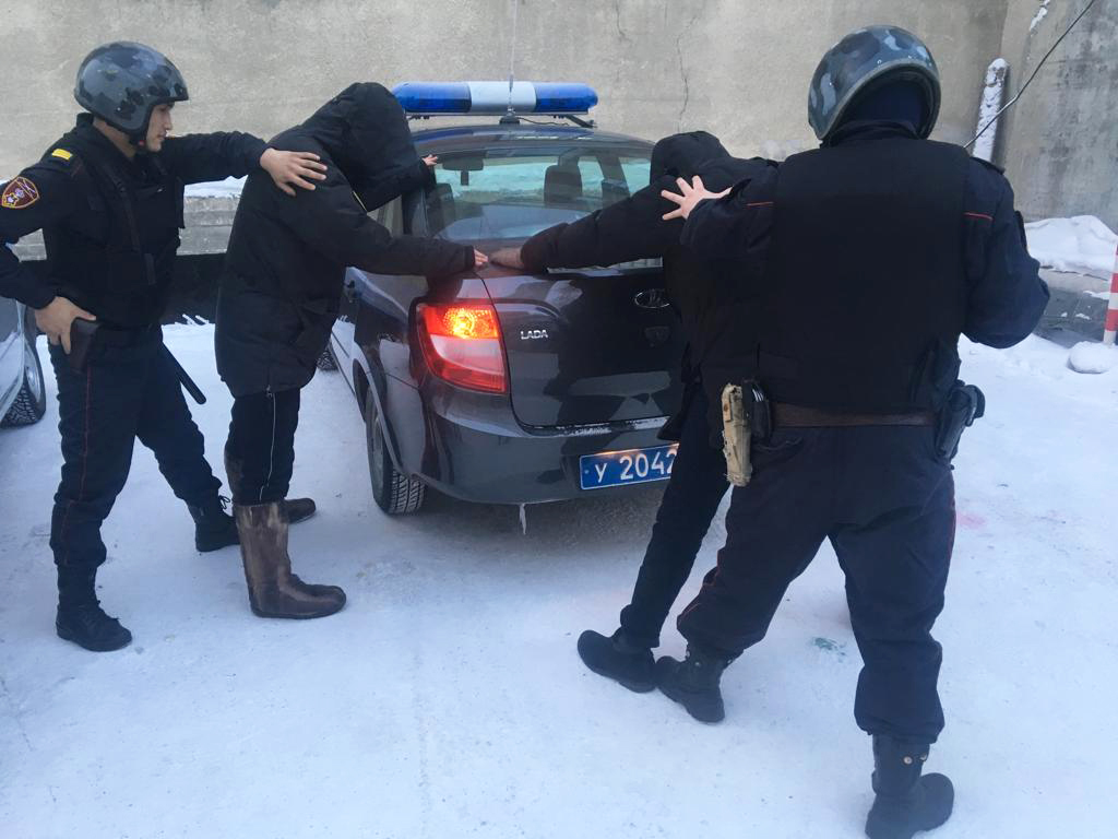 В Якутске задержаны мужчины, открыто похитившие телевизор из квартиры