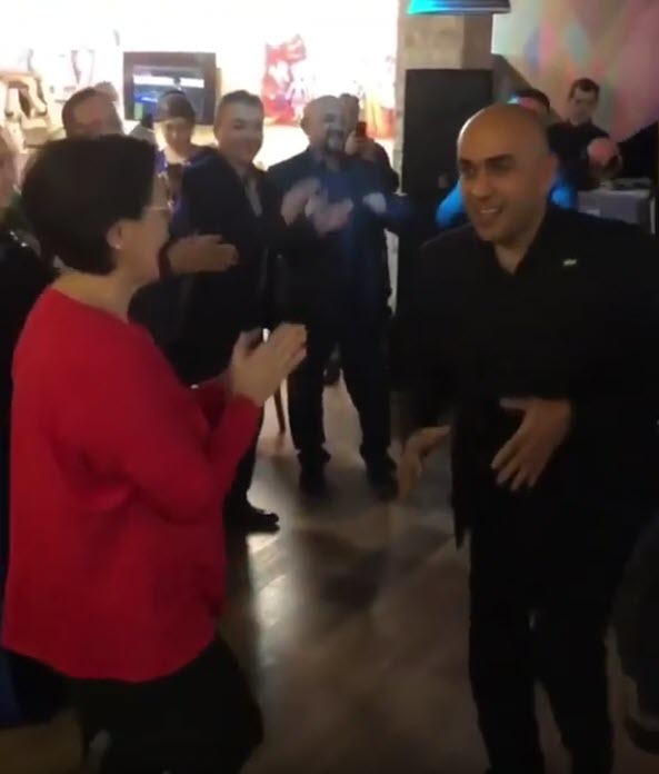 Видеофакт: Мэр Якутска танцует в ресторане на фестивале плова