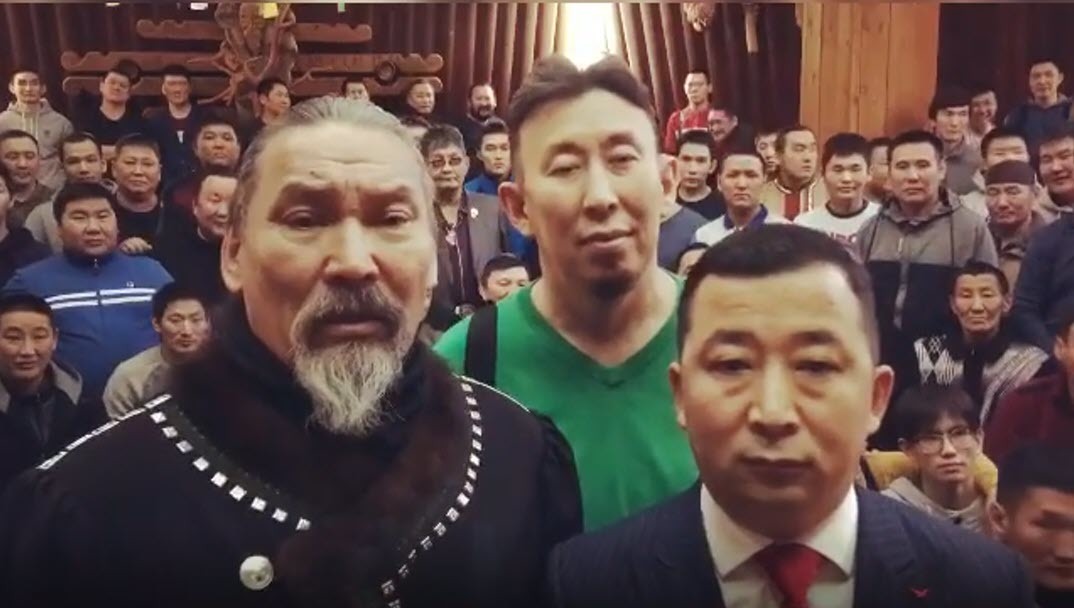 Видеофакт: Члены организаций "Ус Тумсуу" и "Лига отцов" поздравили главу Якутии с днем рождения