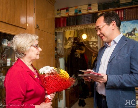 Глава Якутии поздравил блокадницу Марию Потапову