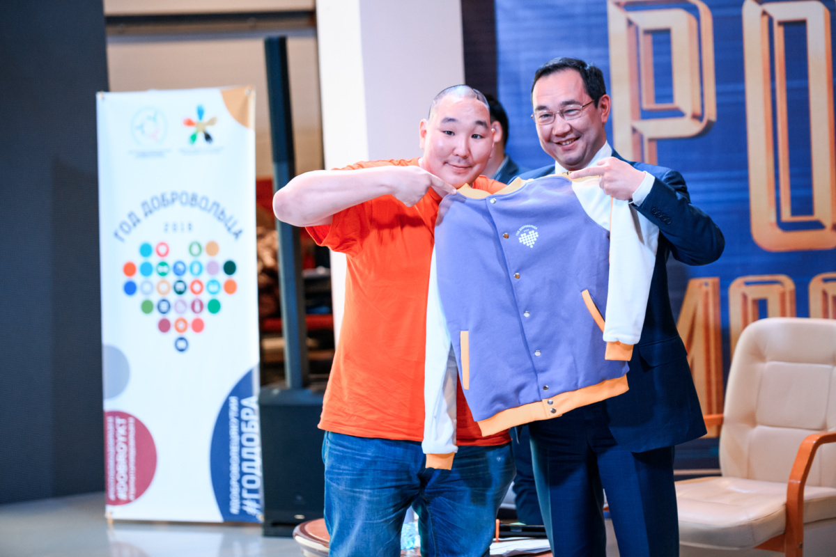 Айсен Николаев встретился с добровольцами