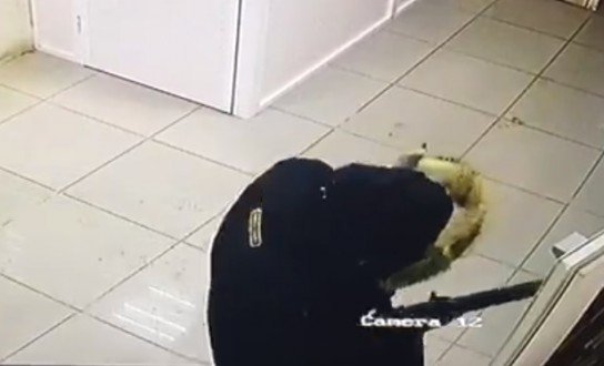 Ограбивший алкомаркет в Якутске преступник похитил 47 тысяч рублей и разбил 20 бутылок