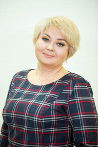 Министр здравоохранения Якутии Елена Борисова поздравляет якутян с Днем защитника Отечества