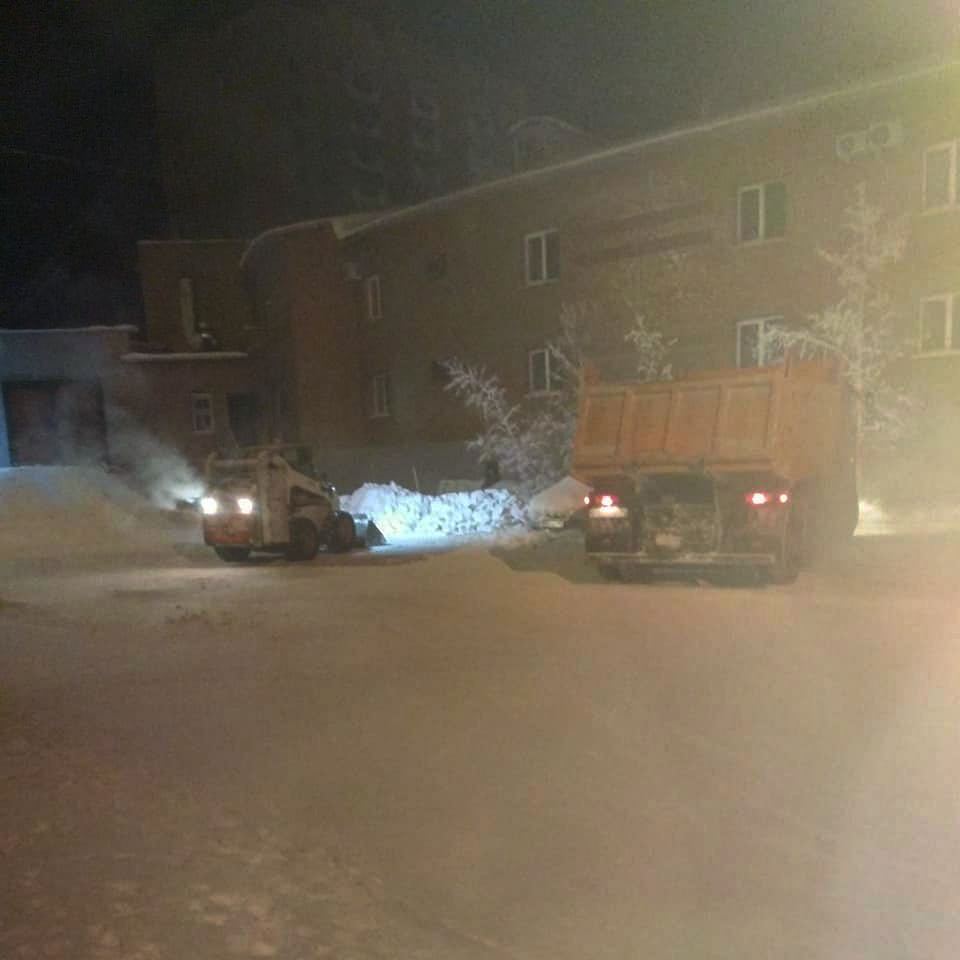 "Часами стоят и вхолостую жгут топливо". Мэру Якутска пожаловались на простаивающую уборочную технику