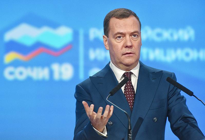 Медведев: чиновники ответят за каждую недостроенную школу и неубранную свалку