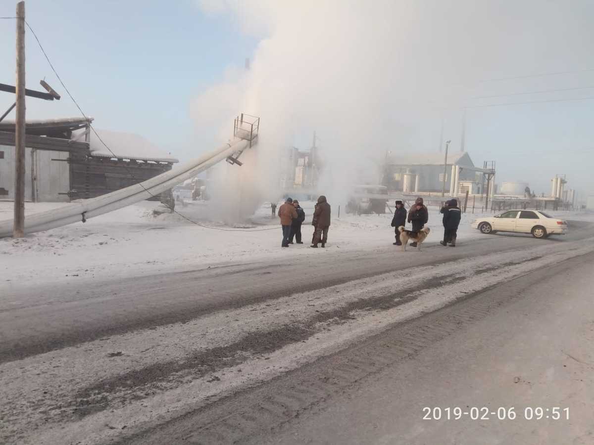 Фотофакт: В Якутии грузовик наехал на компенсатор