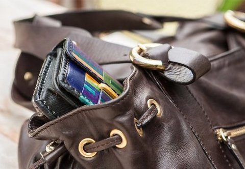 В Якутске мужчина пытался затащить женщину под дом