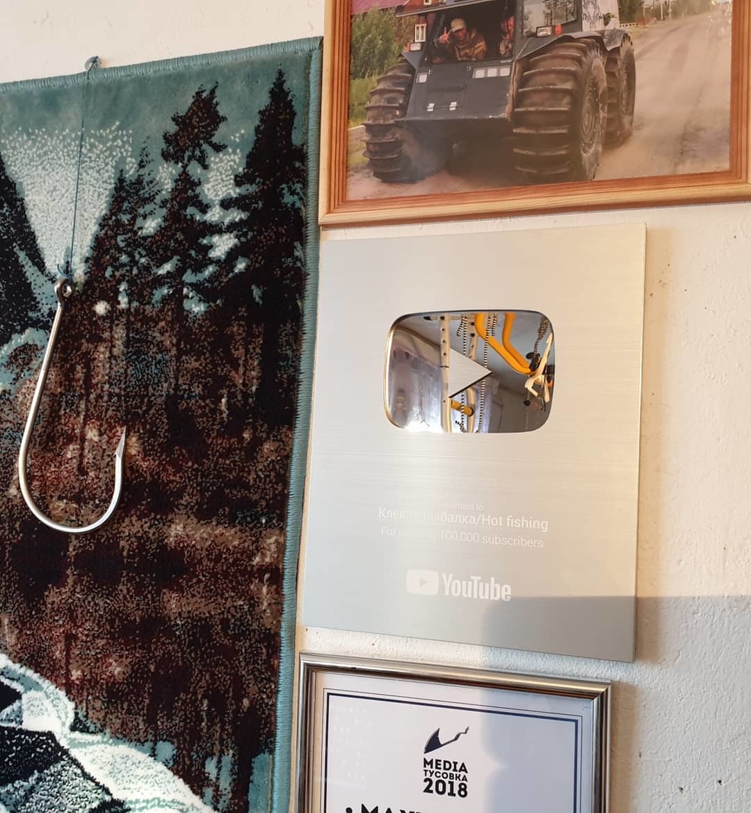 Фотофакт: Якутский блогер показал "Серебряную кнопку YouTube"