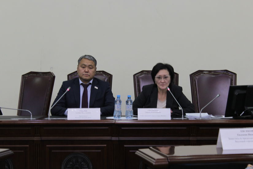 Мэр Якутска опровергла слухи о слиянии муниципальных газет с частным еженедельником