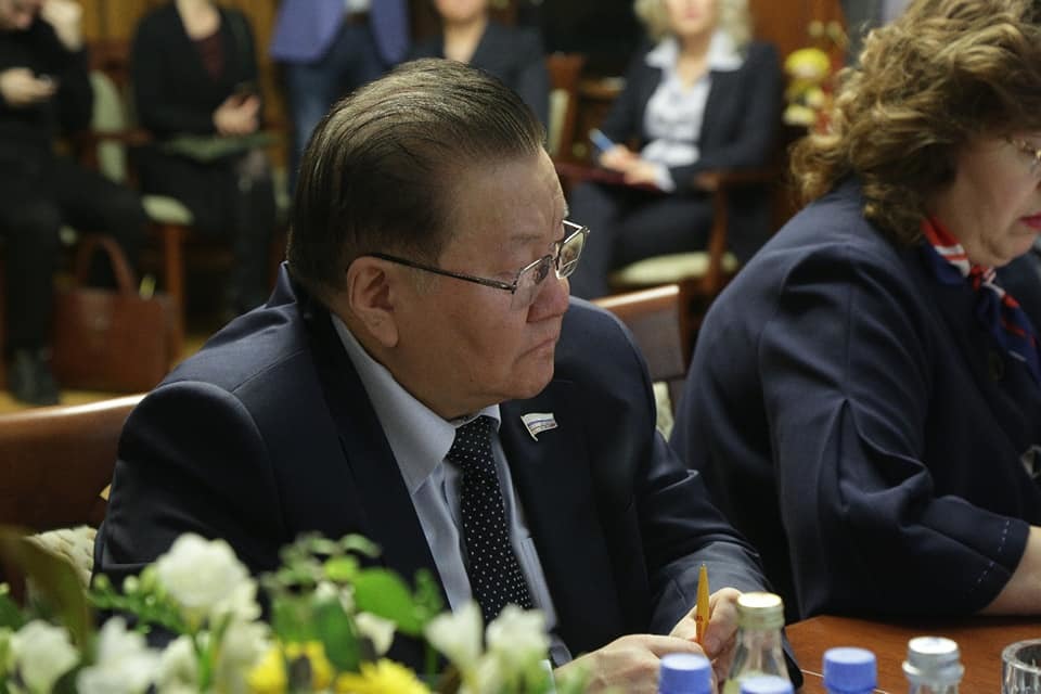 "Видимо кнопка не сработала", - Федот Тумусов утверждает, что голосовал против проекта закона о платных дорогах на Севере