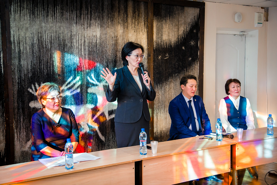 Сардана Авксентьева встретилась с коллективом школы  «Айыы кыhата»